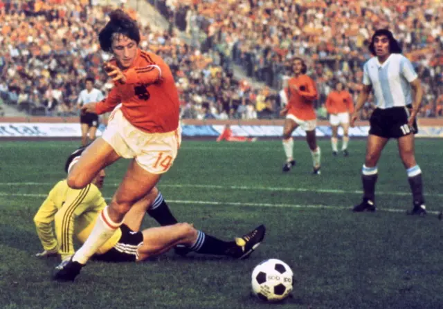 Bóng đá Hà Lan tổng lực: Johan Cruyff “thay đổi thế giới” năm 1974