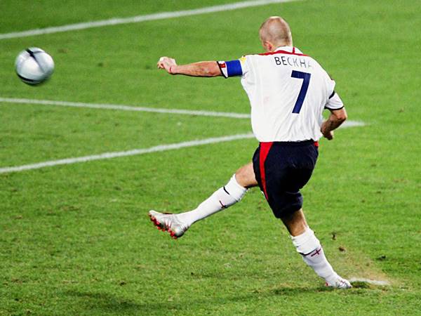 Luyện tập khóa chân khi đá bóng chuyên nghiệp.